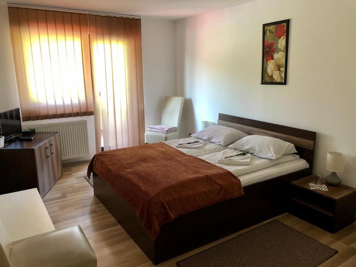 Bed and Breakfast Aranykakas étterem és panzió Sîndominic Exterior foto