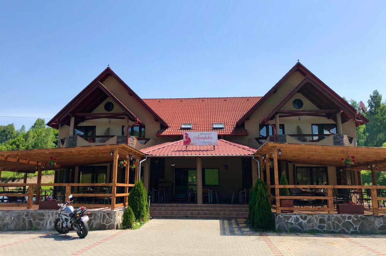 Bed and Breakfast Aranykakas étterem és panzió Sîndominic Exterior foto