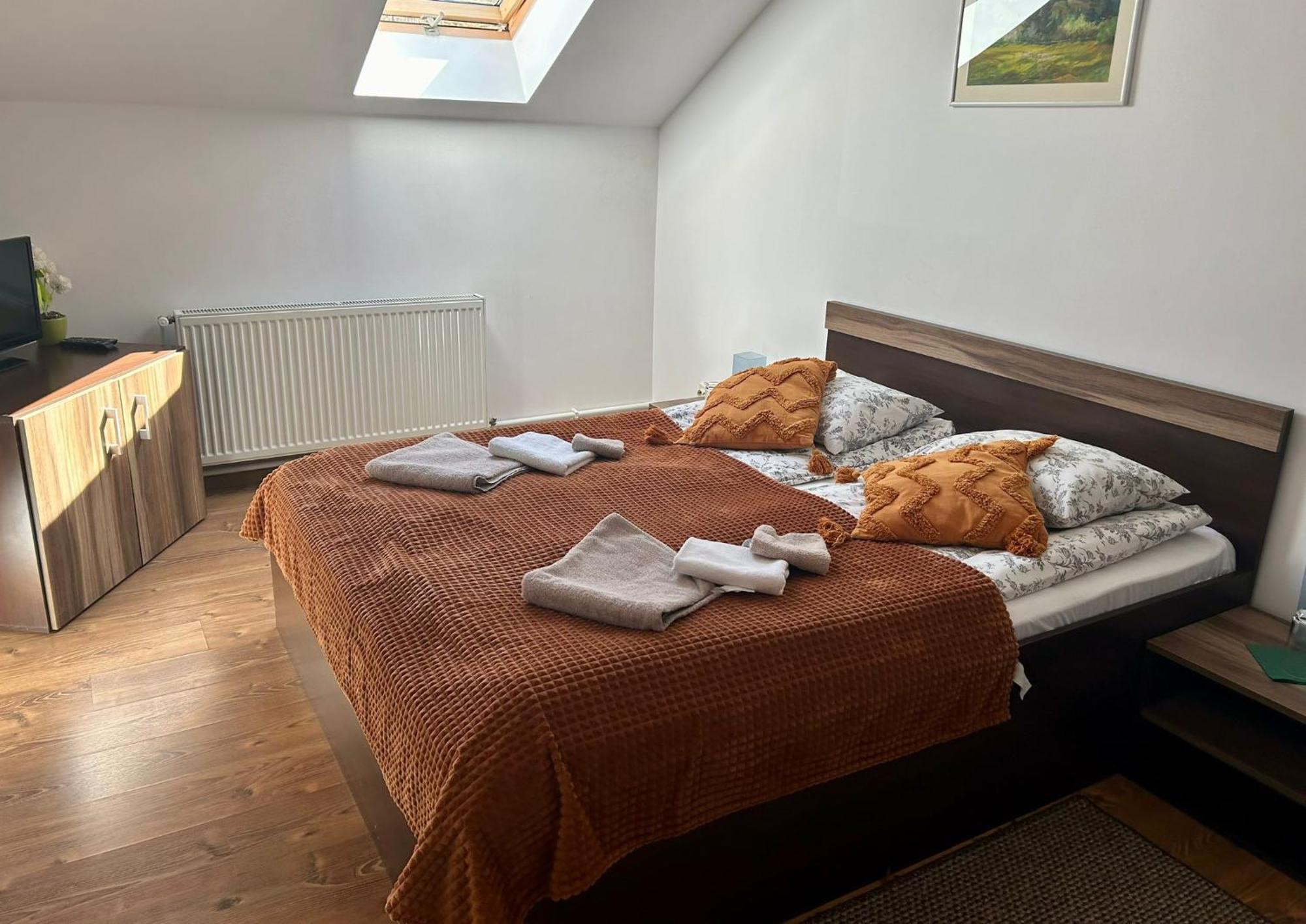 Bed and Breakfast Aranykakas étterem és panzió Sîndominic Exterior foto